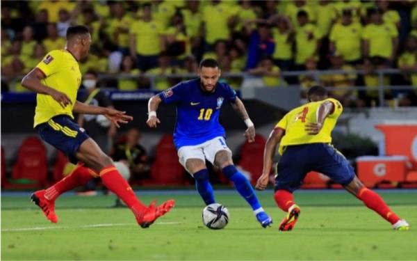 Penyerang Brazil, Neymar (tengah), dikawal ketat pertahanan Colombia pada aksi kelayakan berkenaan. - Foto EPA