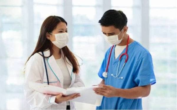 KKM sentiasa mengambil langkah proaktif bagi memastikan jumlah pakar perubatan sedia ada dapat mengimbangi populasi di negara ini. - Foto 123RF