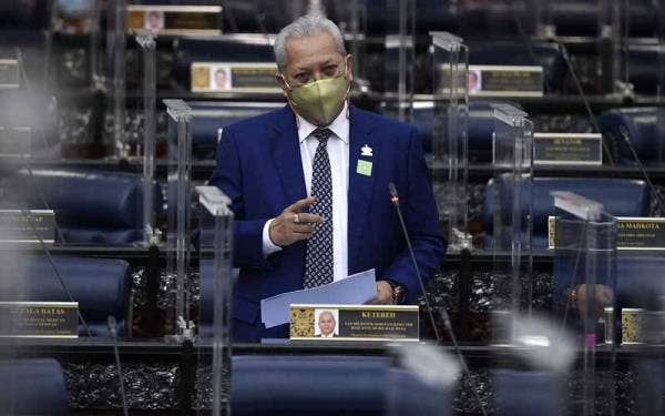 Annuar Musa ketika menjawab soalan di Dewan Rakyat pada Isnin. - Foto Bernama