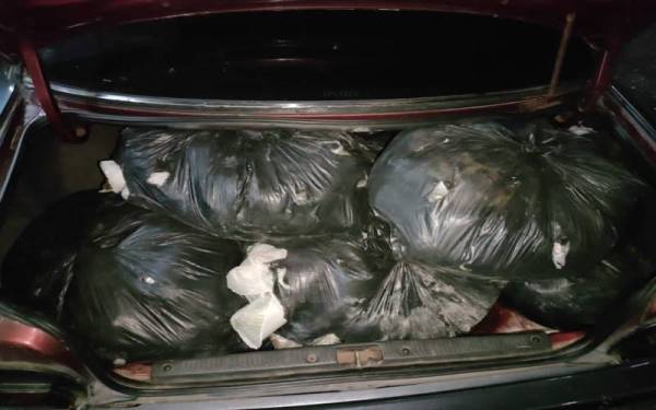 Daun ketum berkenaan juga disimpan di bonet belakang kenderaan tersebut.