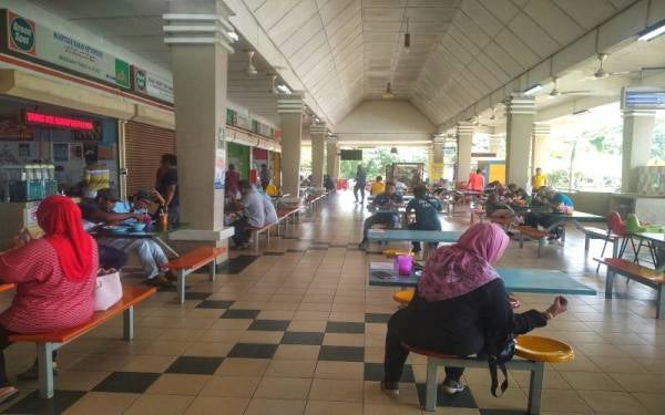 Suasana di kedai kios makanan dan minuman di R&R Temerloh pada hari pertama pergerakan rentas negeri pada Isnin