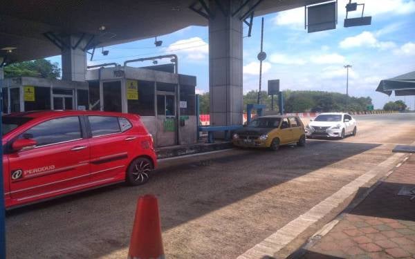 Pergerakan kenderaan kelihatan tenang di Plaza Tol Temerloh pada Isnin.
