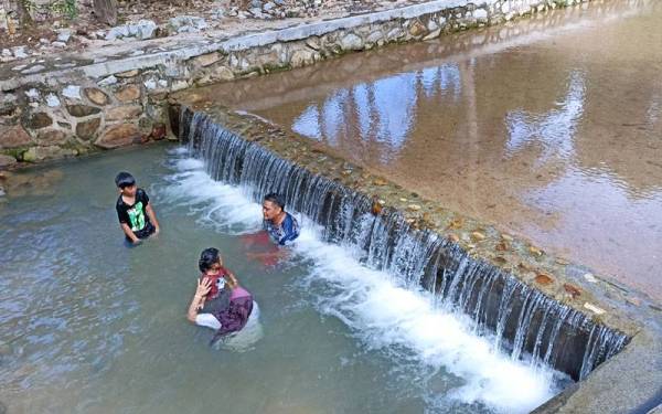 Pengunjung mula mengunjungi kawasan air terjun di Cabin Chalet Gunung Pulai, Kulai.