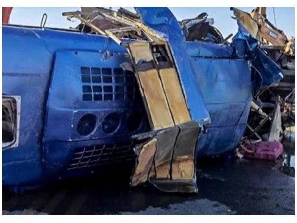 Tiga belas penumpang terbunuh manakala seorang lagi masih hilang selepas bas dinaiki mereka terjunam ke dalam sungai di Hebei, China. -Reuters