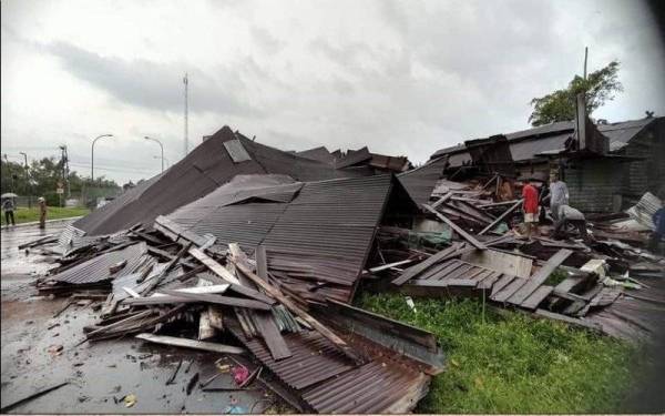 Bangunan kedai lama di Pekan Kimanis, Papar, runtuh akibat kejadian angin kencang dan hujan lebat yang berlaku sejak awal pagi Selasa.