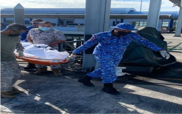 Mayat seorang lelaki ditemukan terapung oleh orang awam di perairan Selat Che Mat Zin, Klang, petang Isnin. - Foto ihsan Maritim Selangor