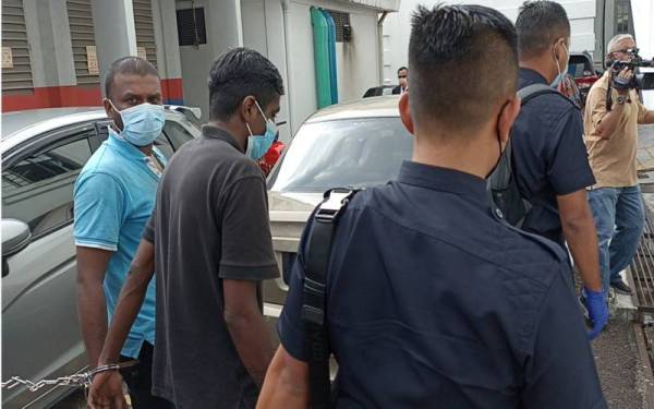 R Kartik (kiri) tiba di Mahkamah Sesyen Johor Bahru pada Selasa.