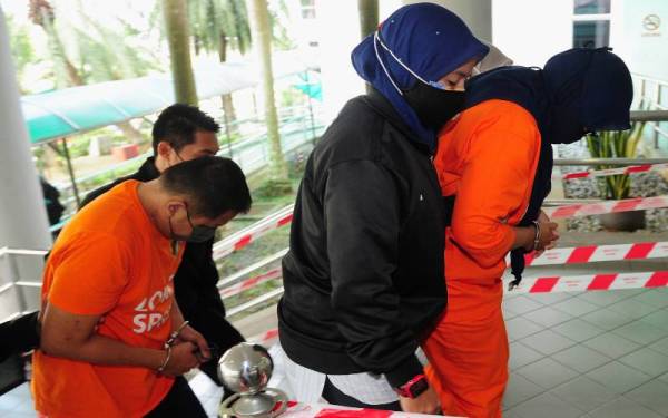 Dua penjawat awam sebuah agensi kerajaan direman empat hari oleh Mahkamah Majistret Shah Alam pada Selasa bagi membantu siasatan kes meminta dan menerima wang suapan daripada pemilik sebuah syarikat swasta. - Foto Bernama