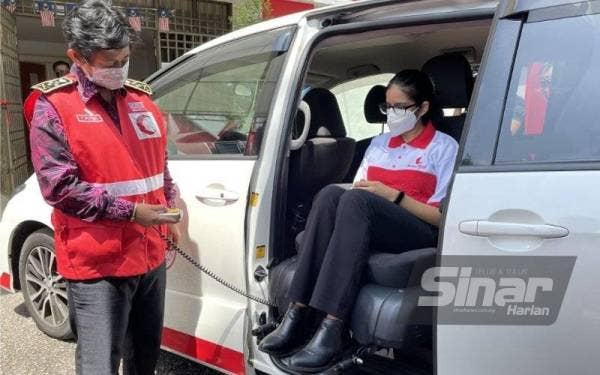 Tunku Puteri Intan Safinaz mencuba MPV yang akan menjadi pengangkutan efektif kepada golongan memerlukan ketika pelancaran program Easy Transfer di Georgetown pada Selasa.