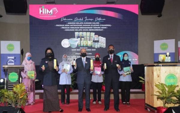 Dari kiri: Haslina, Ronald, Mohamad Zabawi pada pelancaran produk hasil penyelidikan MARDI pada Selasa.