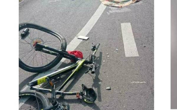  Sebuah lori membawa muatan batu dipercayai tidak perasan kelibat mangsa yang sedang mengayuh basikal lalu melanggarnya.