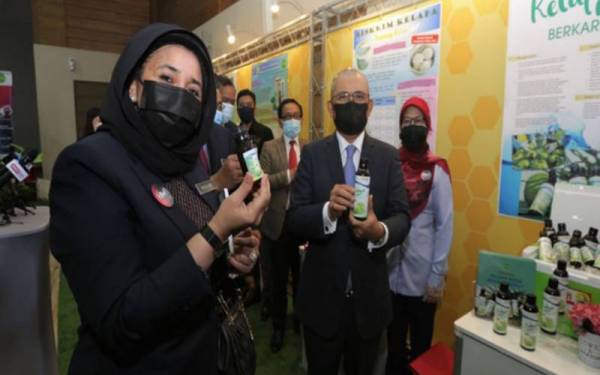 Ronald (kanan) dan Haslina memaparkan produk hasil penyelidikan MARDI pada majlis perasmian Hari Inovasi MARDI di Serdang pada Selasa.