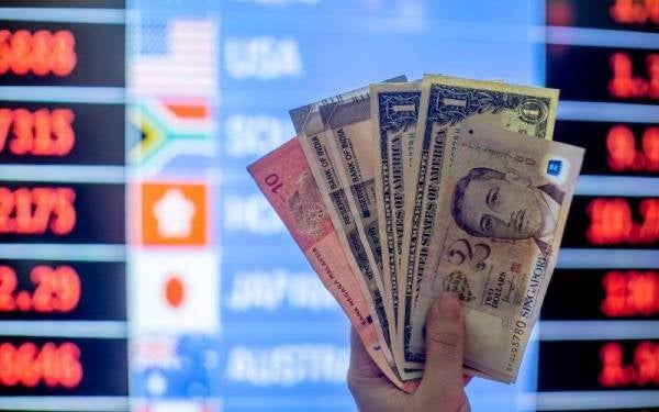 Ringgit terus mengukuh berbanding dolar AS hari ini apabila ditutup tinggi selama empat hari berturut-turut berikutan keyakinan dalam pasaran, kata para peniaga.