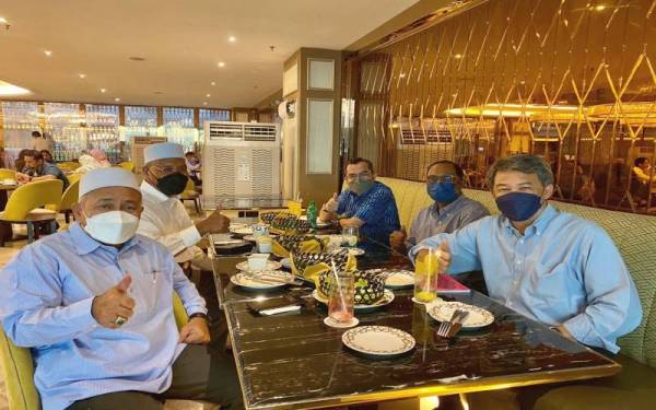 Tuan Ibrahim (kiri) dan Mohamad (kanan) bersama Asyraf Wajdi, Zambry dan Idris ketika pertemuan pada petang Selasa.