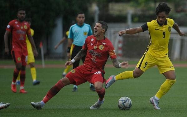 Pemain Negeri Sembilan FC, Artur Cunha Da Rocha diasak pemain pasukan skuad negara B-22, Azhad Harraz Arman pada perlawanan persahabatan di Padang Majlis Perbandaran Subang Jaya pada Selasa. - Foto Bernama