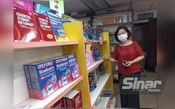 Maria menunjukkan sebahagian buku yang dijual dikedainya yang terletak di Jalan Gajah Berang.