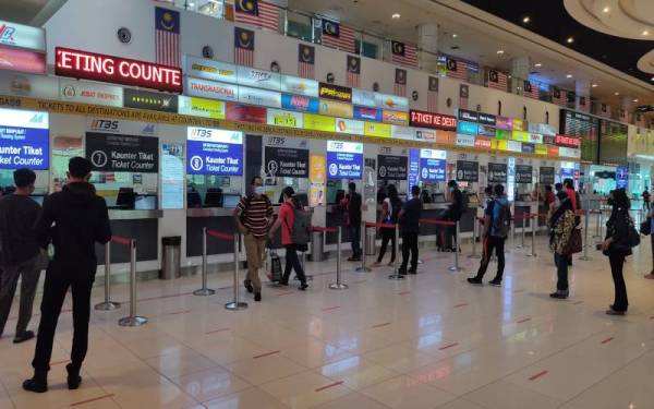 Orang ramai beratur untuk mendapatkan tiket di TBS.