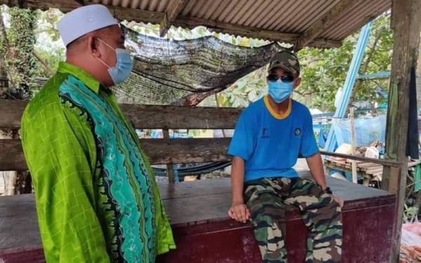 Wan Mohizan (kanan) berbual dengan Pesuruhjaya Pas Pulau Pinang, Muhammad Fauzi Yusoff. - Foto Facebook Muhammad Fauzi