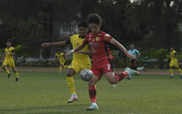Pemain pasukan Negeri Sembilan FC, Beomgeun Bae (kanan) cuba mengawal bola dari pemain pasukan Skuad Negara B-22 , Azam Azmi Murad pada perlawanan persahabatan di antara pasukan Skuad negara B-22 bertemu pasukan Negeri Sembilan FC di Padang Majlis Perbandaran Subang jaya, hari ini.
Skuad Negara B-22 tewas dengan Negeri Sembilan FC 1-2. - Foto Bernama
