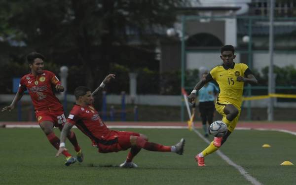 Pemain pasukan Skuad Negara B-22 Saravanan Thirumurugan mengawal bola ketika diasak para pemain pasukan Negeri Sembilan FC pada perlawanan persahabatan di antara pasukan Skuad negara B-22 bertemu pasukan Negeri Sembilan FC di Padang Majlis Perbandaran Subang jaya, hari ini.
Skuad Negara B-22 tewas dengan Negeri Sembilan FC 1-2. - Foto Bernama
