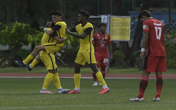Pemain pasukan Skuad Negara B-22 Azhad Harraz Arman (kiri) meraikan jaringan gol yang dilakukannya pada perlawanan persahabatan di antara pasukan Skuad negara B-22 bertemu pasukan Negeri Sembilan FC di Padang Majlis Perbandaran Subang jaya, hari ini.
Skuad Negara B-22 tewas dengan Negeri Sembilan FC 1-2. - Foto Bernama
