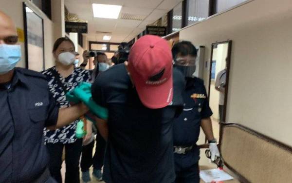 Penyelia asrama sebuah sekolah agama mengaku bersalah menerima suapan berjumlah RM5,800, empat tahun lepas di Mahkamah Sesyen Ipoh pada Rabu.