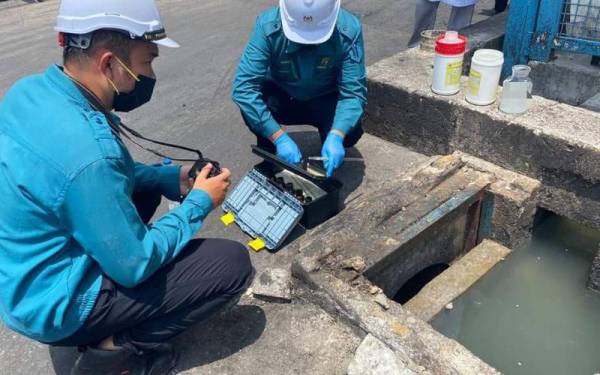 Pegawai JAS melakukan pemeriksaan terhadap sebuah kilang memproses makanan di Pasir Gudang pada Isnin.