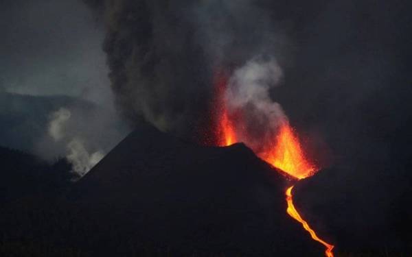 Aliran lahar menutupi kawasan seluas 595 hektar (5.95 kilometer (km) persegi). - Foto Reuters