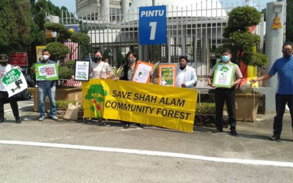 Lim (empat dari kiri) bergambar bersama selepas menghantar surat permohonan janji temu berkenaan di pintu masuk Pejabat SUK Selangor pada Rabu.