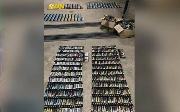 Antara perisa vape yang dirampas di Pengkalan Haram Tebu, Lubok Gong, awal pagi Rabu.