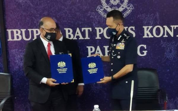 Mohammad Rosli dan Mohd Yusri bertukar sijil penghargaan selepas mempengerusikan (bersama) Mesyuarat Pemaufakatan Antara PDRM Pahang dan JPN Pahang Bil 2/2021 di Ibu Pejabat Polis Kontinjen (IPK) Pahang di sini, pada Rabu.