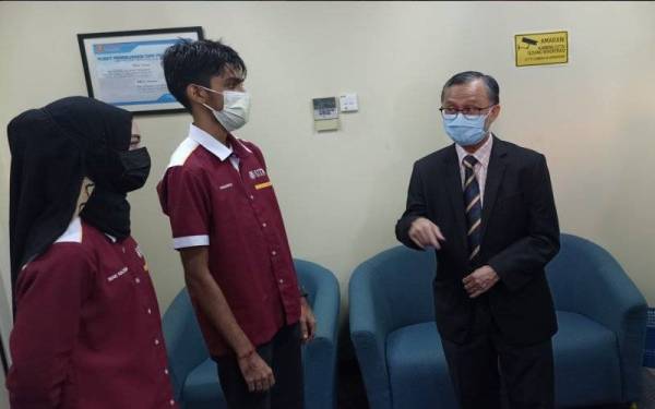 Shamsul (kanan) berbual dengan pelajar yang terlibat dengan Minggu Mesra Mahasiswa di UTM Skudai, Johor Bahru pada Rabu.