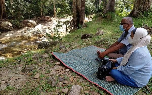Halim dan isteri memantau keadaan Taman Eko Rimba Tupah sebelum membuat keputusan membawa ahli keluarga lain bagi memastikan tempat berkenaan selamat selepas tragedi kepala air.