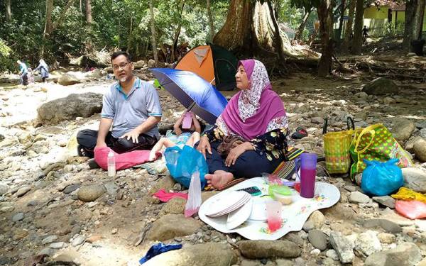 Zainol mengambil peluang ke Tupah bagi bertemu anak dan keluarga yang datang dari Alor Setar.