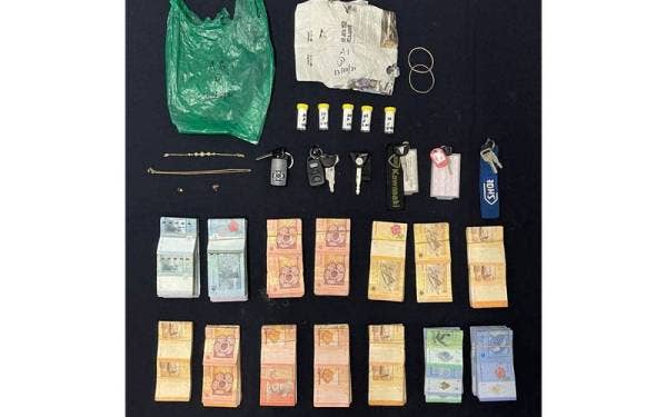 Wang tunai dan kunci kenderaan yang turut dirampas. FOTO: Ihsan PDRM