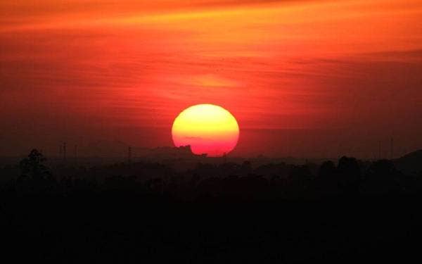 Keindahan panorama matahari terbenam yang sempat dirakam dan dapat dilihat dari sebuah pangsapuri perumahan di Cyberjaya hari ini.