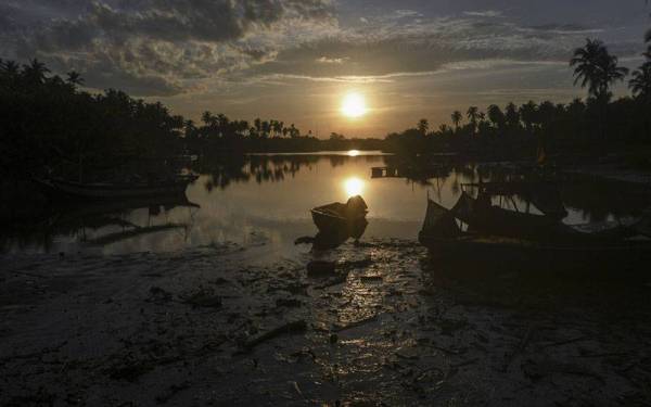 Pemandangan semasa matahari terbenam antara detik dan pengalaman menarik selain dapat menenangkan fikiran ketika tinjauan fotoBernama di perkampungan nelayan Kuala Besar hari ini.