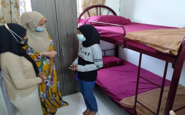 Natipah Abu menunjukkan bilik dan tempat tinggal baharu kepada dua beradik yatim piatu setelah kematian kedua ibu dan bapa mereka baru-baru ini.