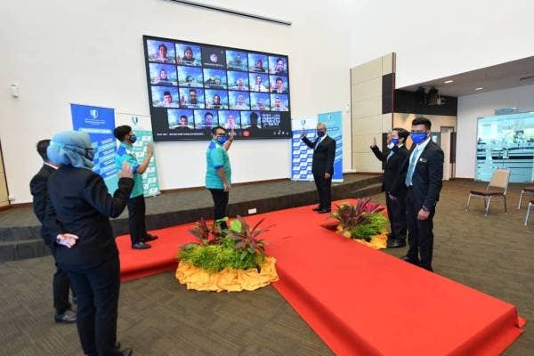 Dr. Yuserrie (tiga dari kanan) bersama barisan Majlis Perwakilan Pelajar (MPP) bermesra dengan para pelajar baharu dalam sesi program Bicara Naib Canselor bersempena Minggu Induksi Siswa (MIND’S 2021) yang berlangsung secara dalam talian pada Khamis lalu.