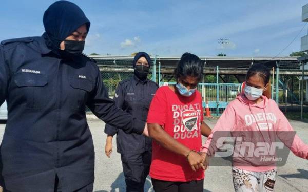 Hemamalani dan Puteri Adelia (kanan) di bawa ke Mahkamah Majistret Ipoh atas pertuduhan mengedar dadah.