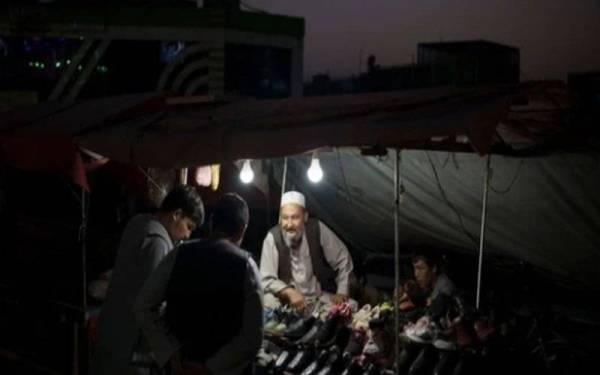 Afghanistan bergantung pada import elektrik dari negara jiran seperti Uzbekistan, Tajikistan dan Turkmenistan yang menyumbang 80 peratus daripada sumber tenaga elektrik. - Foto fail AP