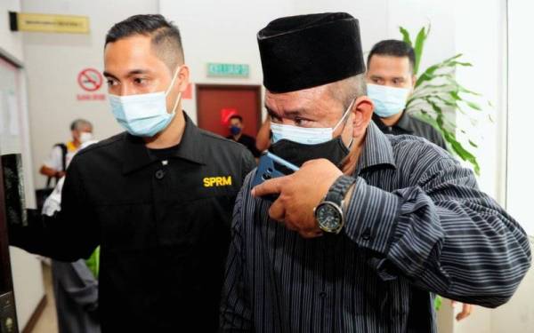  Bekas guru besar Mohamed Nor Azmi Darno (kanan) mengaku tidak bersalah di Mahkamah Sesyen hari ini atas tiga pertuduhan pecah amanah jenayah menyalahgunakan wang sumbangan zakat berjumlah RM75,000 pada 2019. - Foto Bernama