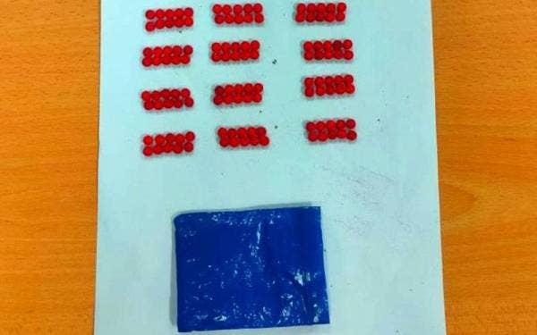 Polis merampas 171 pil Yaba bernilai RM1,710 selepas menahan empat lelaki dalam dua serbuan berasingan di Pasir Mas pada Rabu.