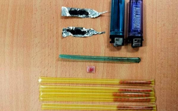 Alat pemetik api bersama pil Yaba turut dirampas dalam serbuan di Kampung Lebai Akil, Chicha Tinggi.