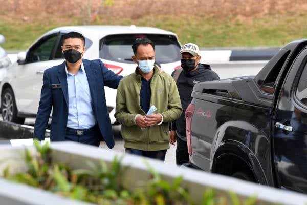 Zaikry Sani (tengah) berdepan dengan tiga pertuduhan berhubung kesalahan pengelakan duti atau cukai bagi pengimportan senjata api di Mahkamah Sesyen dan Majistret Sepang hari ini. Foto Bernama