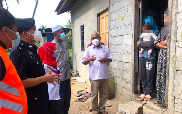 Mohd Farid (tiga dari kanan) bersama pemimpin masyarakat dan ketua jabatan turun padang melawat rumah peserta Hijrah Keluarga di Bachok pada Khamis.