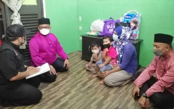 Ahmad Marzuk (dua dari kiri) menziarahi keluarga Norhayatul Shima di Perumahan Awam Sri Selangor, Kuala Lumpur pada Rabu.