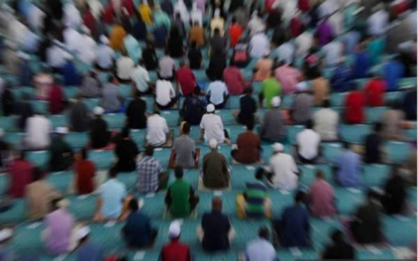 Kedudukan antara jemaah masih berdasarkan penjarakan fizikal iaitu 1.5 meter.- Foto hiasan