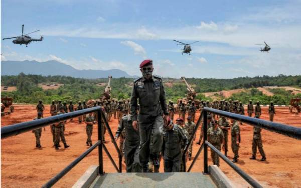 Panglima Angkatan Tentera, Jeneral Tan Sri Affendi Buang ketika hadir pada sesi Latihan Kuasa Tembakan 2021 yang dianjurkan oleh Angkatan Tentera Malaysia (ATM) di Kem Syed Sirajuddin, Gemas pada Khamis. - Foto Bernama