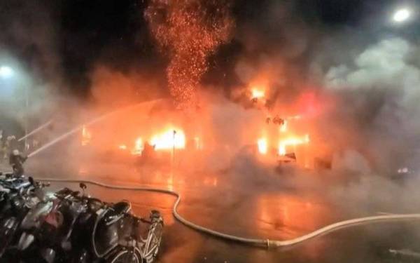 Kira-kira 160 anggota bomba dikejarkan ke lokasi kebakaran dan api berjaya dipadamkan sekitar pukul 7.17 pagi waktu tempatan. - Foto CNN